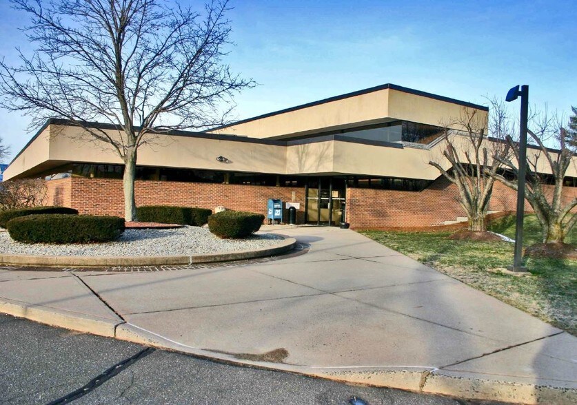 More Photos Of 15 Palomba Dr, Enfield Medical For Sale