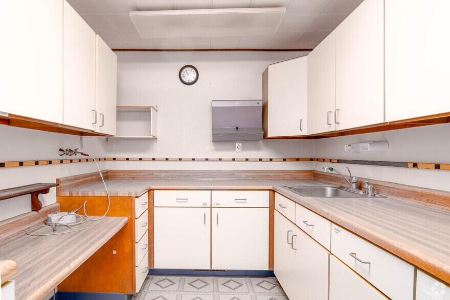 More Photos Of 50 N Center St, East Alton Medical For Sale