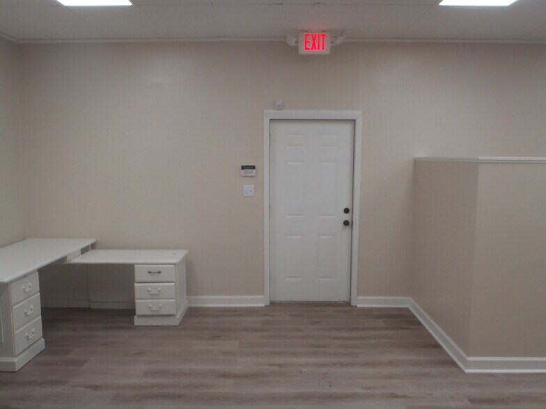 More Photos Of 2025 McLarty Dr, Newport Office For Sale