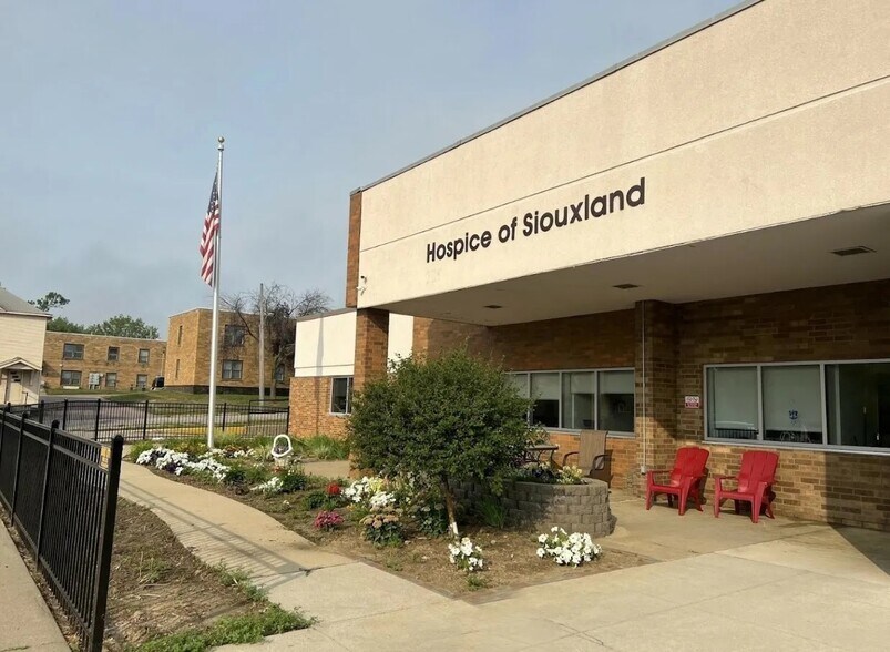 Primary Photo Of 309 Cook St, Sioux City General Retail For Sale