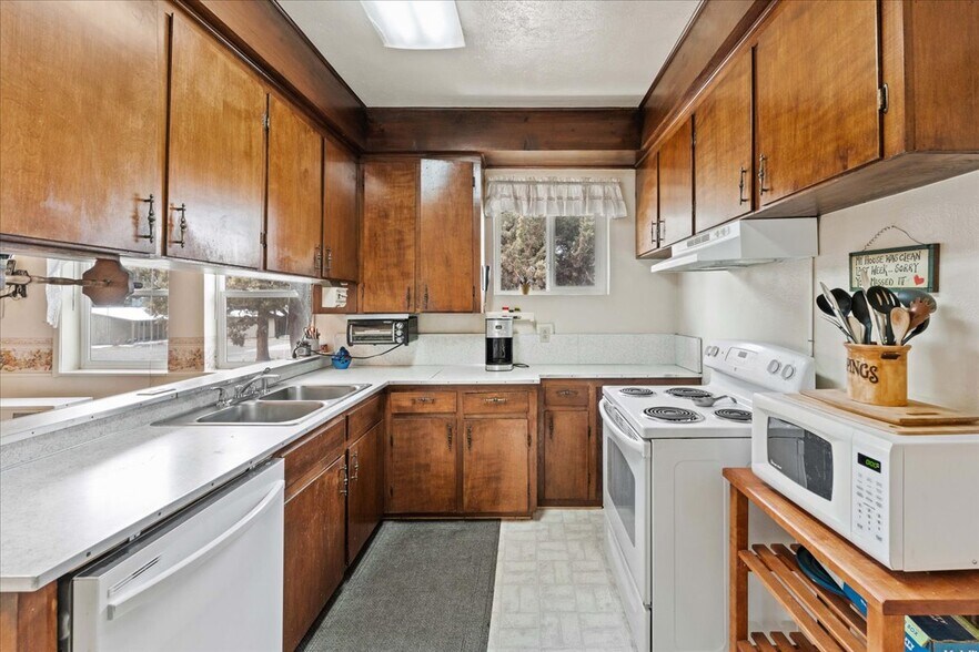 More Photos Of 17604 US-97 Hwy, Weed Apartments For Sale