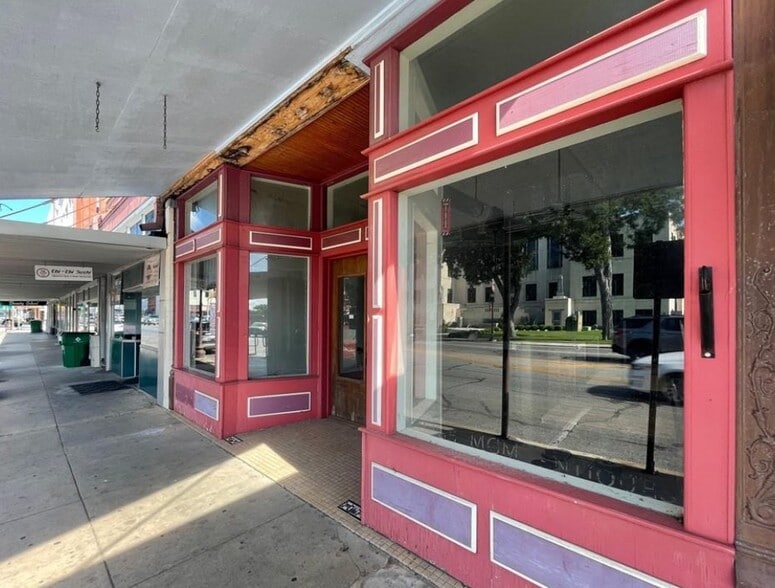 More Photos Of 112 E Court St, Seguin General Retail For Lease