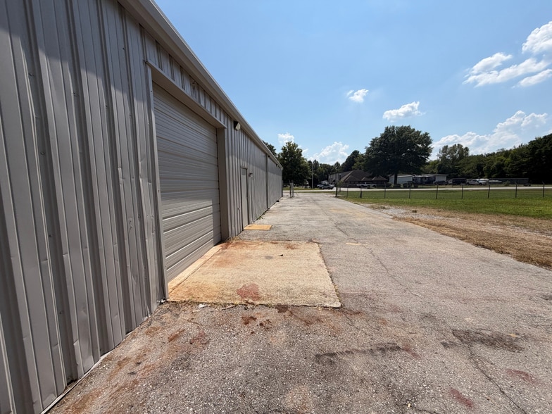 More Photos Of 2042 Fisher St, Huntsville Warehouse For Lease