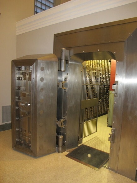 More Photos Of 215 E 38th St, Indianapolis Bank For Lease