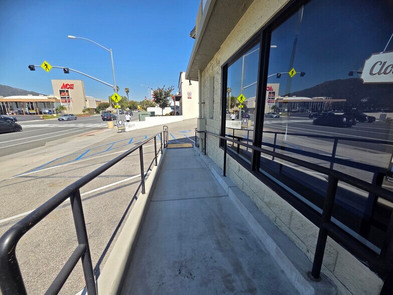 More Photos Of 3051-3055 3/4 Foothill Blvd, La Crescenta Apartments For Lease