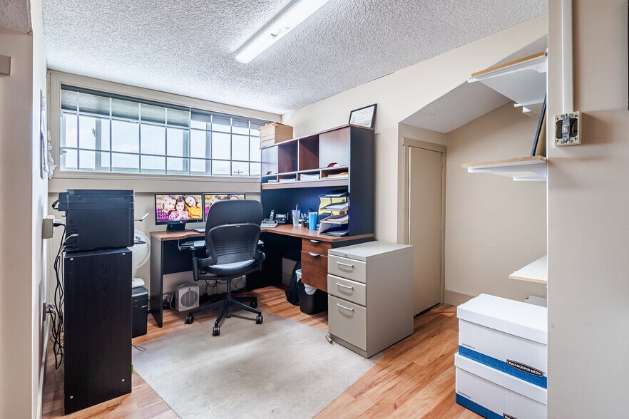 More Photos Of 4901 49 ave, Lloydminster Storefront For Sale