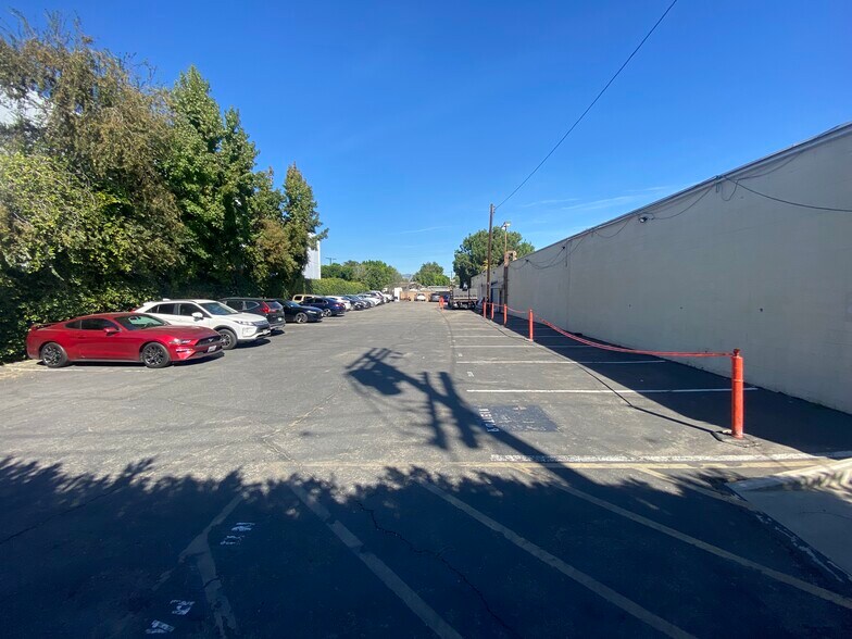 More Photos Of 13915-13917 Saticoy St, Van Nuys Warehouse For Lease