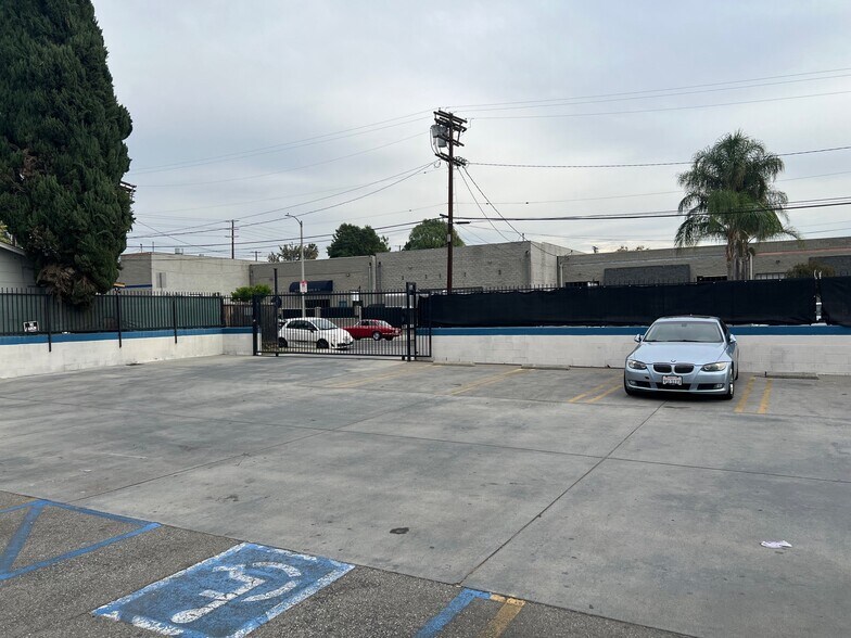 More Photos Of 8803-8811 Amigo Ave, Northridge Warehouse For Lease
