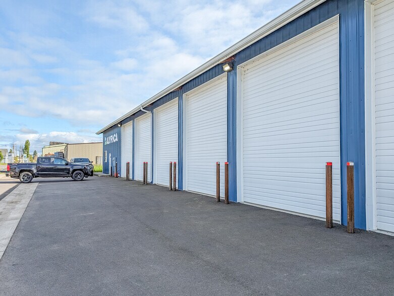 More Photos Of 1136 W 1st St, Halsey Warehouse For Lease