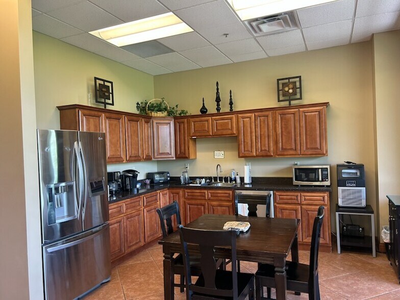 More Photos Of 620 Mabry Hood Rd, Knoxville Office For Lease