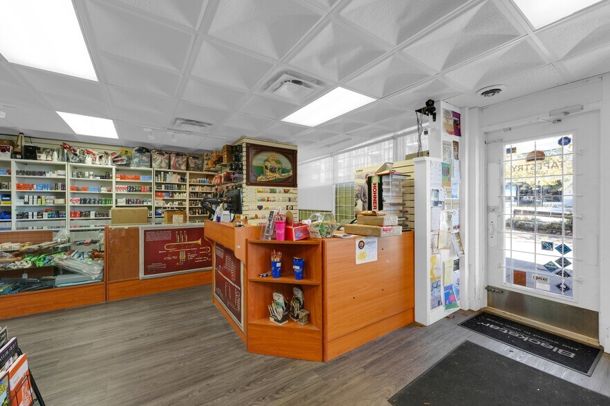 More Photos Of 1333 Johnston Rd, White Rock Storefront For Sale