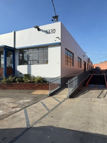 More Photos Of 5330-5340 Harbor St, Commerce Warehouse For Lease