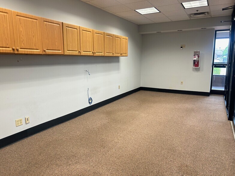 More Photos Of 22 N 1st St, Newark Light Distribution For Lease