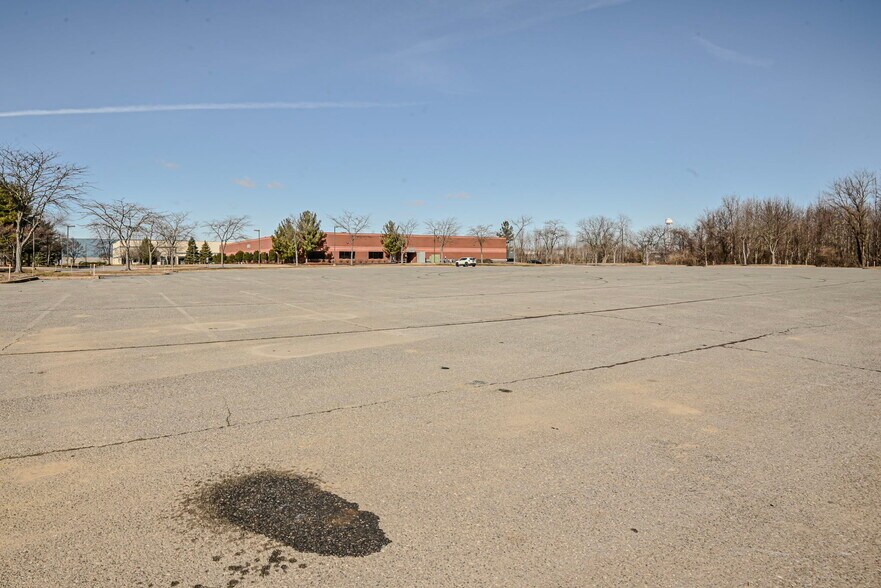 More Photos Of 118 Lukens Dr, New Castle Unknown For Lease