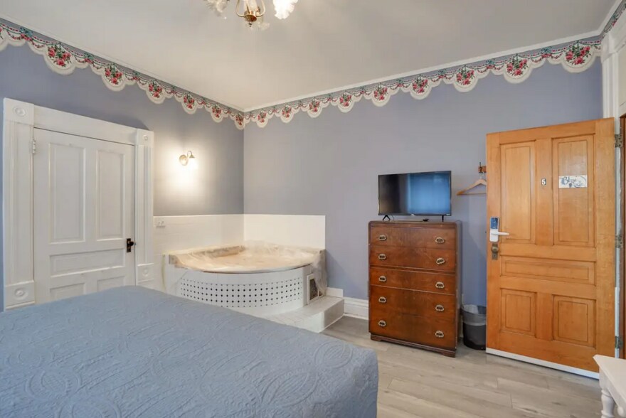 More Photos Of 211 Wisconsin Ave, Wisconsin Dells Hotel For Sale