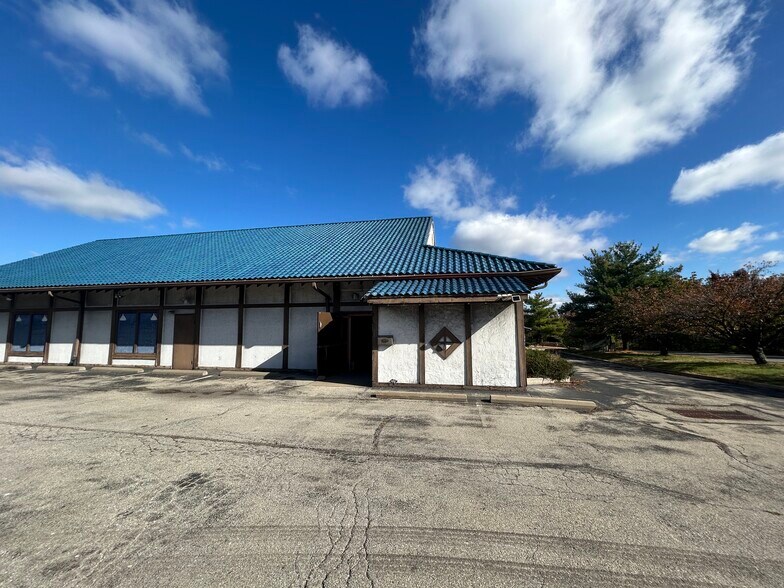 More Photos Of 8 Tech One Dr, Monroeville Restaurant For Lease