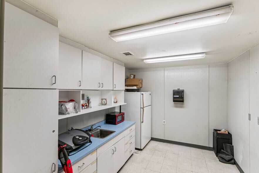 More Photos Of 520 E Trade St, Dallas Auto Dealership For Sale