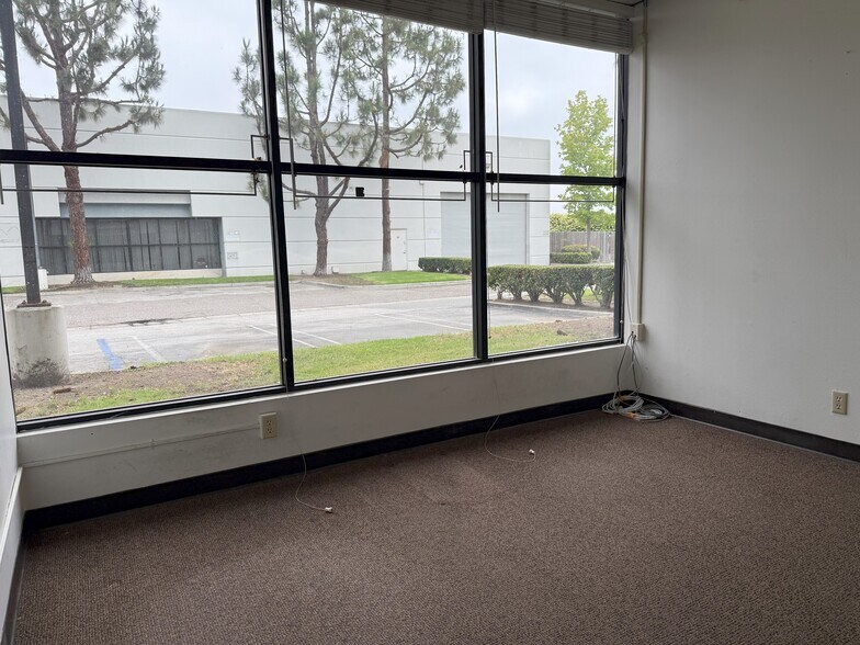 More Photos Of 7442 Vincent Cir, Huntington Beach Manufacturing For Lease