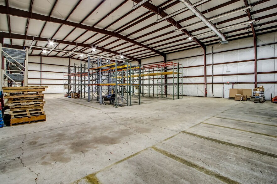 More Photos Of 10416 New Berlin Rd, Jacksonville Warehouse For Lease