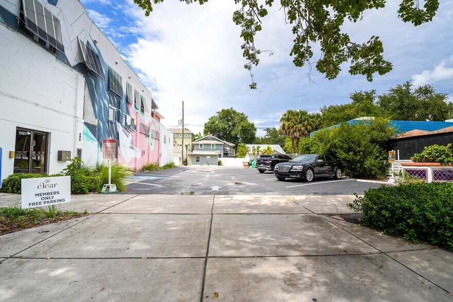 More Photos Of 2531 Central Ave, Saint Petersburg Coworking Space