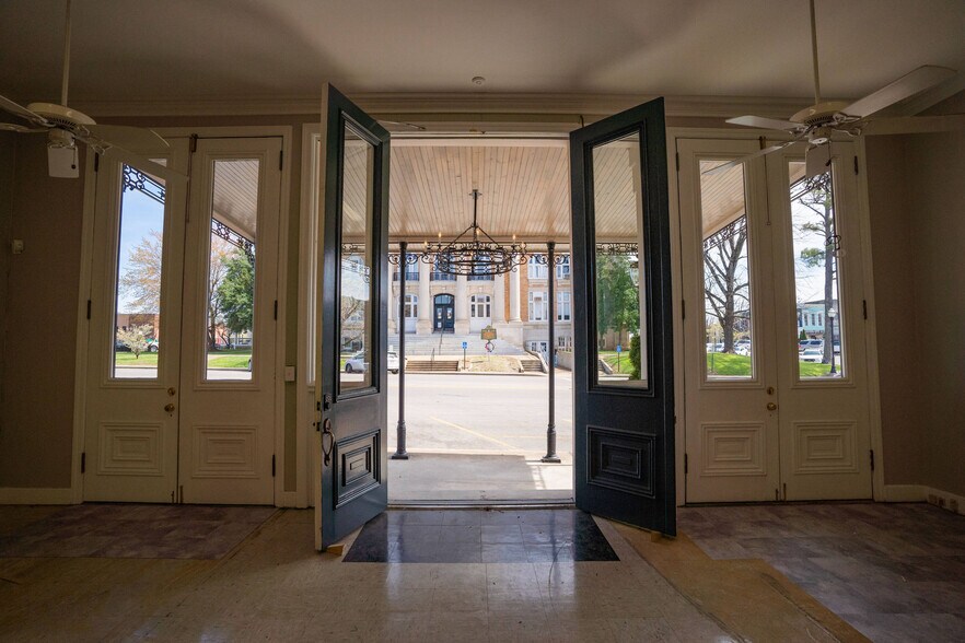 More Photos Of 116 N 2nd St, Pulaski Storefront Retail Residential For Lease