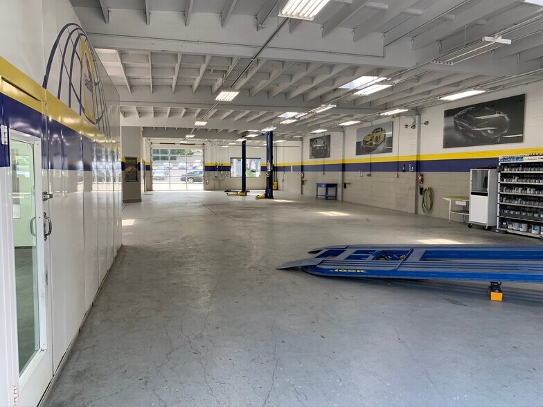 More Photos Of 11481 Ventura Blvd, Studio City Auto Repair For Lease