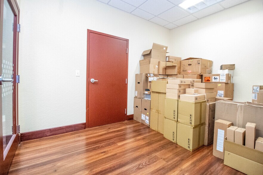 More Photos Of 8810 Commodity Cir, Orlando Showroom For Lease