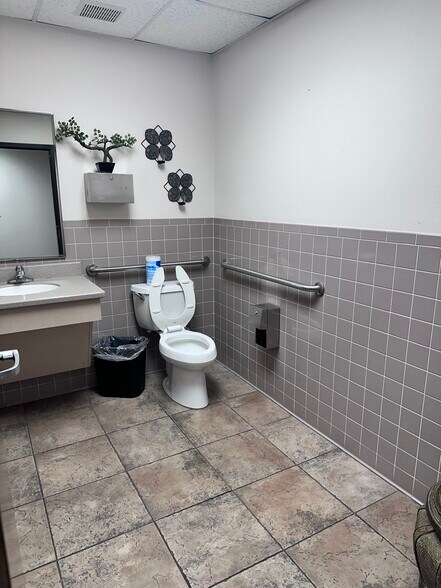 More Photos Of 4809 W Loop 289, Lubbock Warehouse For Lease