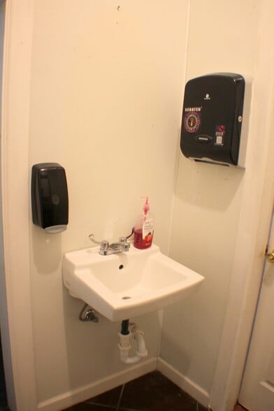 More Photos Of 3907 Canal St, Houston Bar For Lease