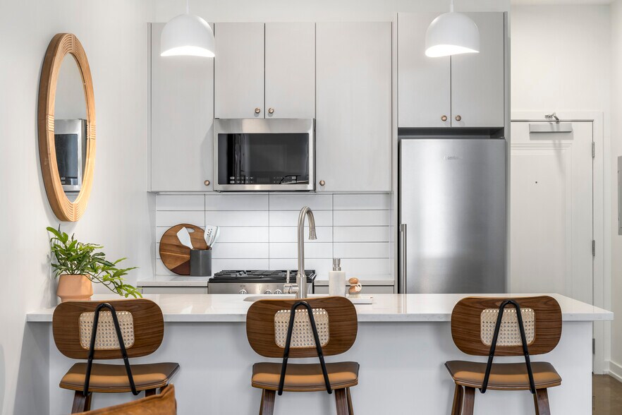 More Photos Of 1135 W Winona St, Chicago Apartments For Lease