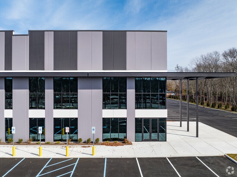 More Photos Of Old Nichols Commerce Ctr, Islandia Distribution For Lease