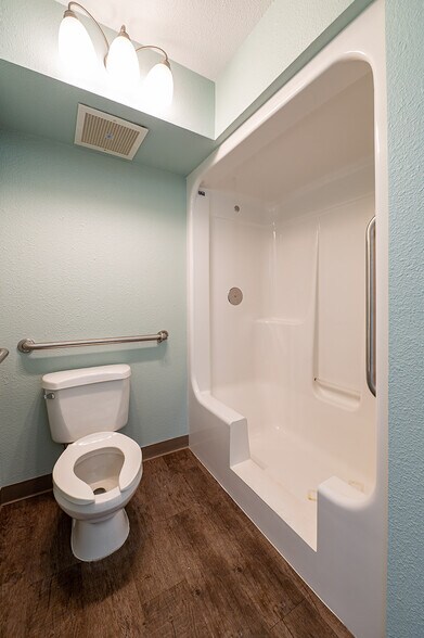 More Photos Of 461 Munson Ave, Traverse City Hotel For Sale