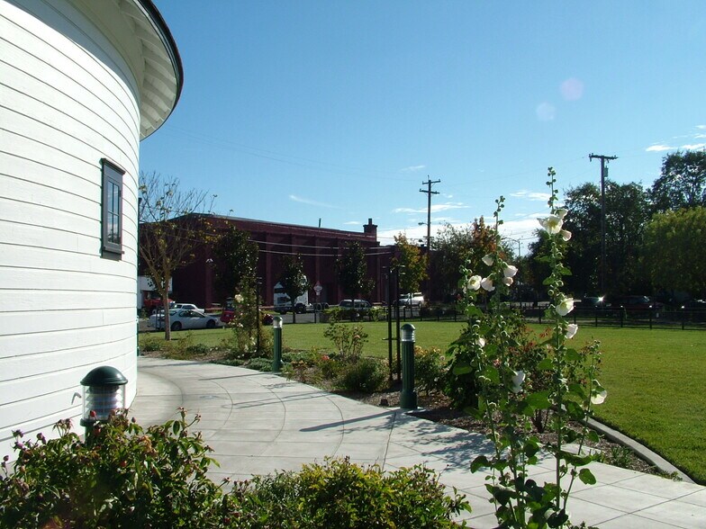 More Photos Of 8 W 9th St, Santa Rosa Warehouse For Lease