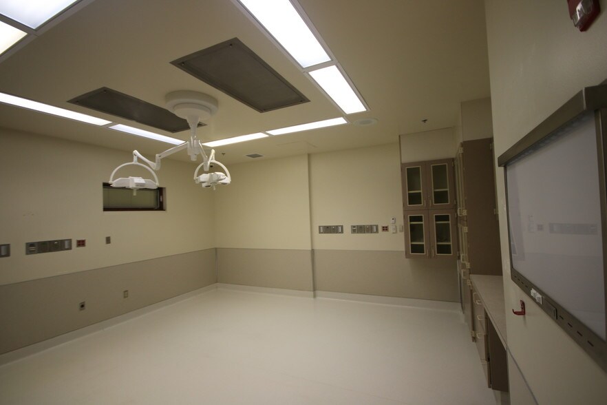 More Photos Of 4999 Skyline Rd S, Salem Medical For Lease