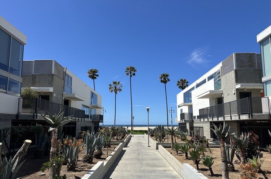 More Photos Of 701 Ocean Front Walk, Venice Unknown For Lease