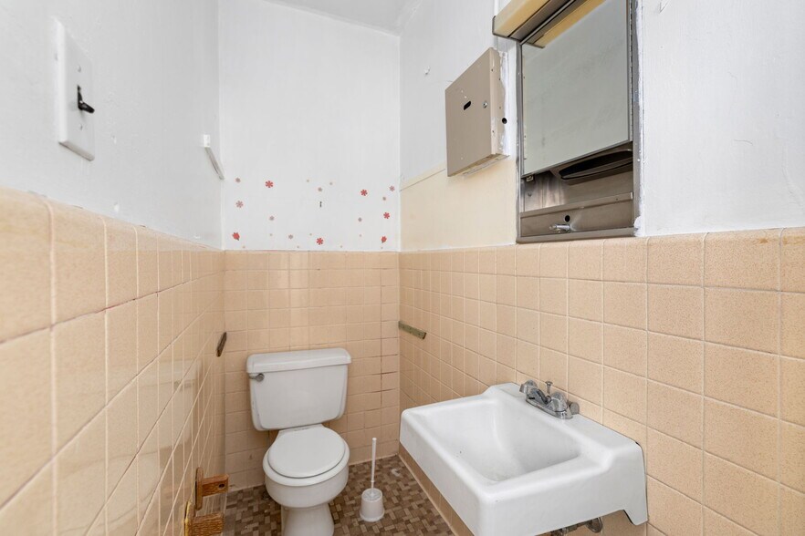 More Photos Of 506 N Main St, Emporia General Retail For Sale