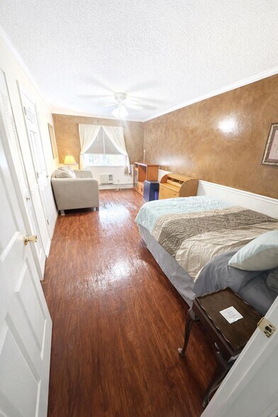 More Photos Of 10 Bruen Ct, Rensselaer Hospitality For Sale