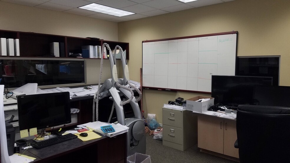 More Photos Of 900 W 10th St, Azusa Warehouse For Lease