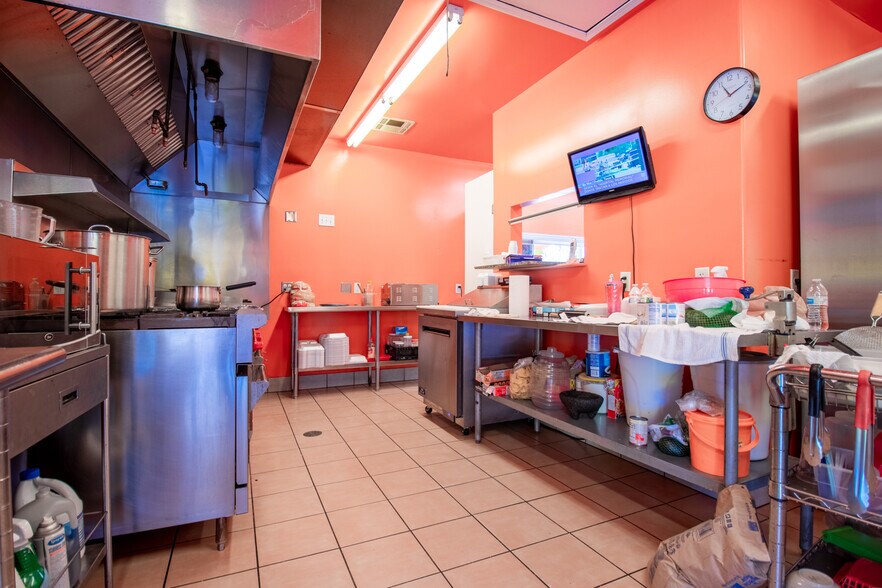 More Photos Of 518 Mill Ave, Conroe General Retail For Sale