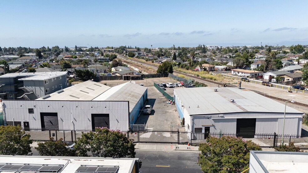 More Photos Of 10441 Edes Ave, Oakland Unknown For Lease