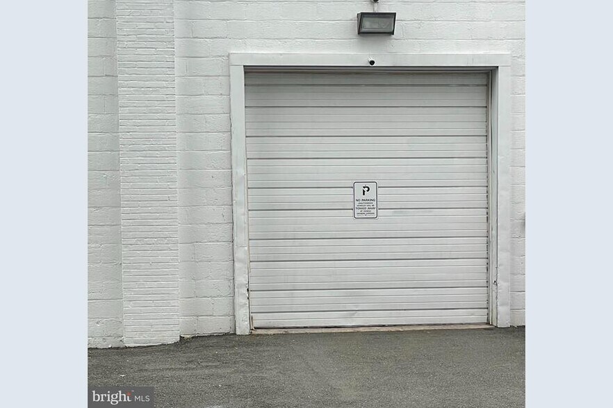 More Photos Of 718 Rennie St, Hamilton Warehouse For Sale