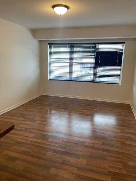 More Photos Of 6906 W 111th St, Worth Bar For Sale