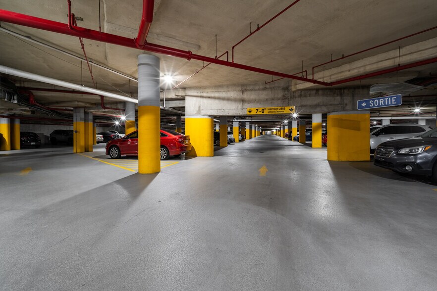 More Photos Of 2540 Boul Daniel-Johnson, Laval Office For Lease