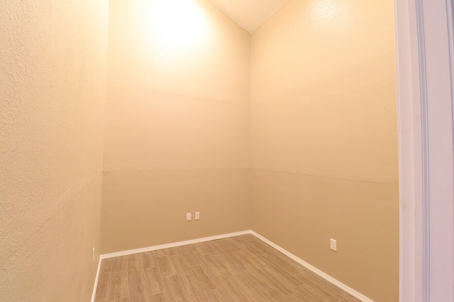 More Photos Of 2000 E Lohman Ave, Las Cruces Office For Lease