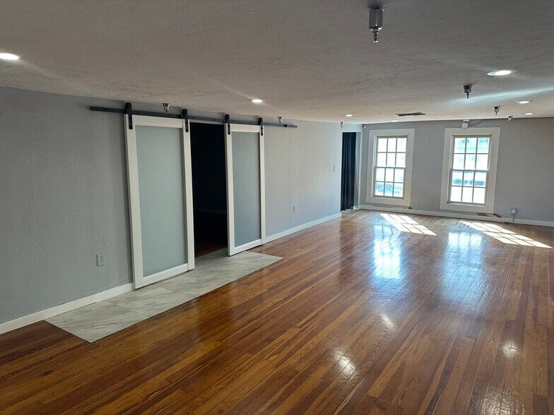 More Photos Of 1540-1548 Main St, Sarasota Storefront For Lease