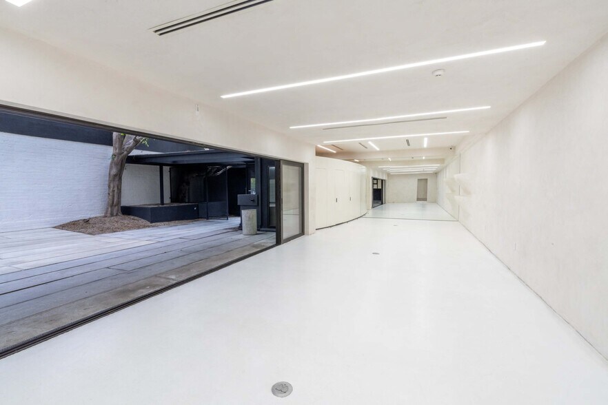 More Photos Of 8271 Beverly Blvd, Los Angeles Restaurant For Lease