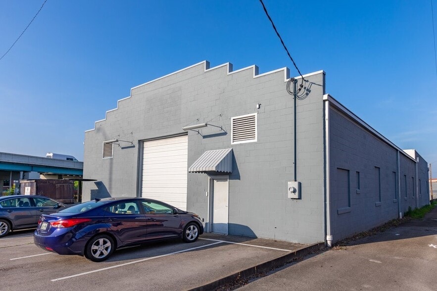 Primary Photo Of 511 King St, Knoxville Service For Lease