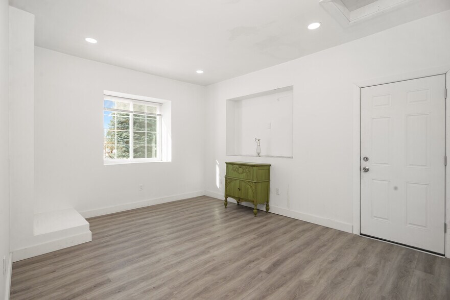 More Photos Of 10118 Eagle St, Dearborn Industrial For Sale