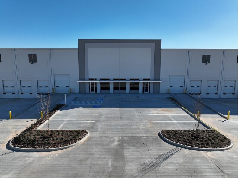More Photos Of 7737 Cherokee Rd, Katy Distribution For Sale