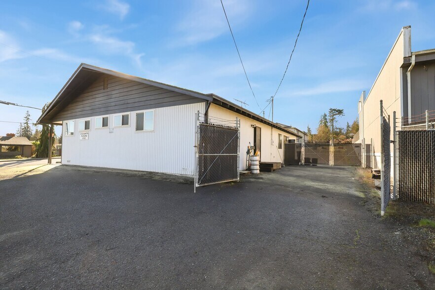 More Photos Of 1218 S C St, Port Angeles Flex For Sale